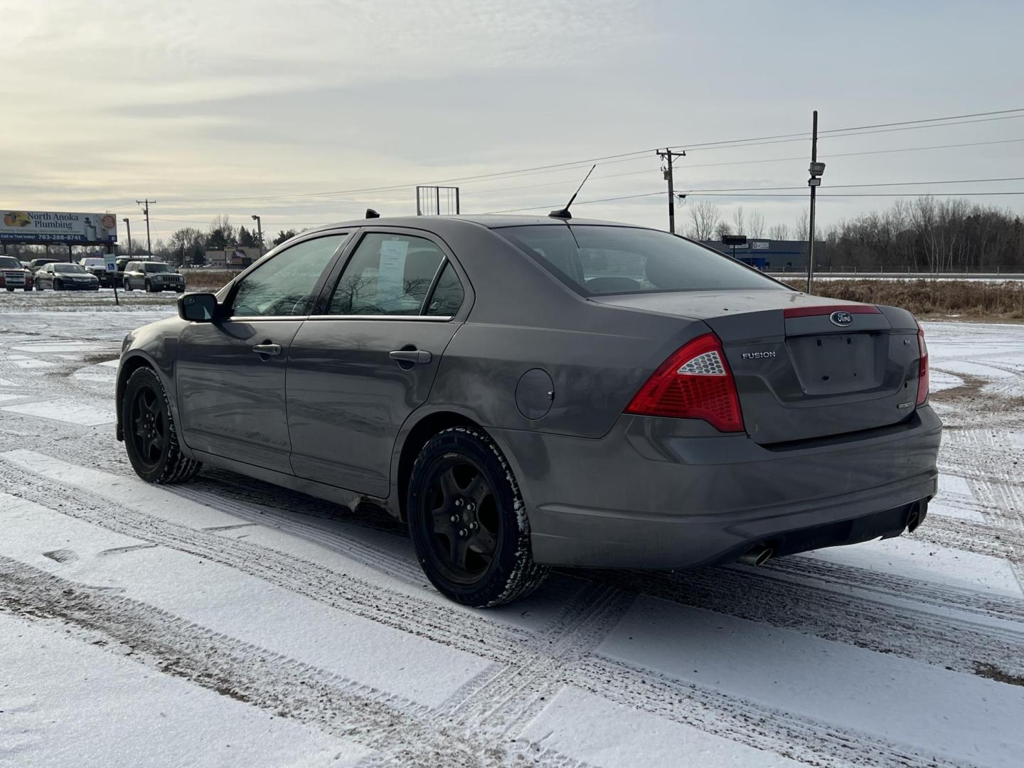 2011 Gray Ford Fusion V6 SE (3FAHP0HG7BR) with an 3.0L V6 DOHC 24V engine, located at 17255 hwy 65 NE, Ham Lake, MN, 55304, 0.000000, 0.000000 - Photo#2