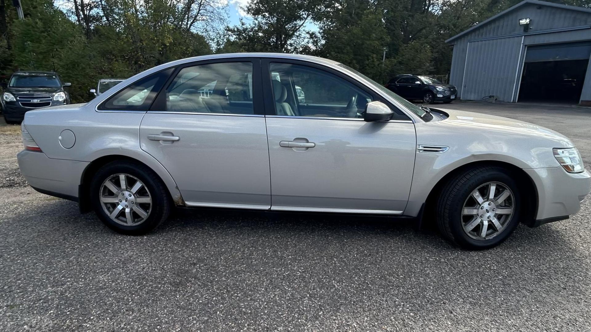 2009 Ford Taurus SEL FWD (1FAHP24W29G) with an 3.5L V6 DOHC 24V engine, 6-Speed Automatic transmission, located at 17255 hwy 65 NE, Ham Lake, MN, 55304, 0.000000, 0.000000 - Photo#3