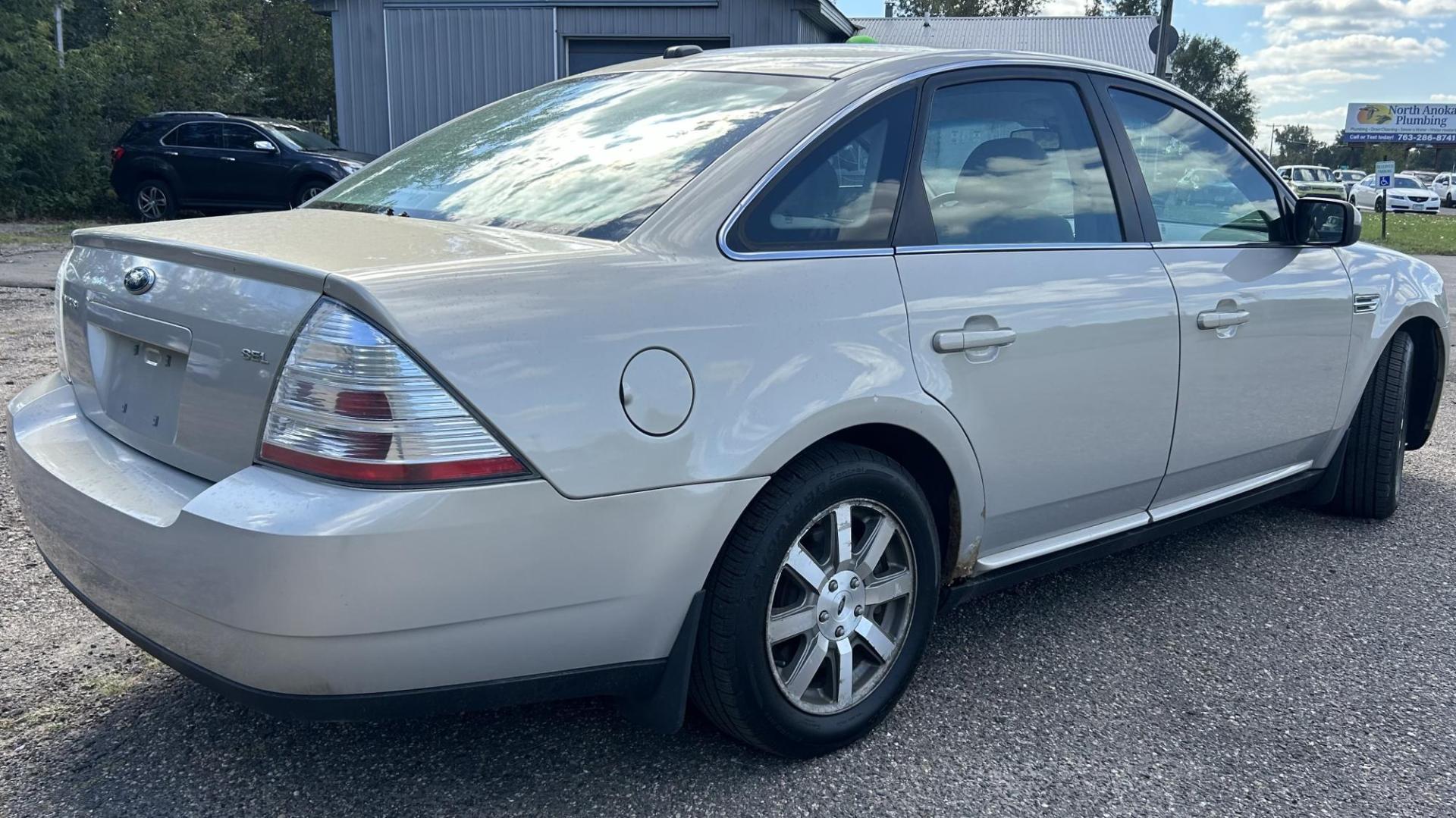 2009 Ford Taurus SEL FWD (1FAHP24W29G) with an 3.5L V6 DOHC 24V engine, 6-Speed Automatic transmission, located at 17255 hwy 65 NE, Ham Lake, MN, 55304, 0.000000, 0.000000 - Photo#4