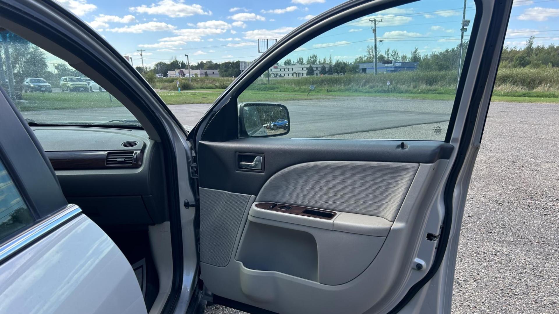 2009 Ford Taurus SEL FWD (1FAHP24W29G) with an 3.5L V6 DOHC 24V engine, 6-Speed Automatic transmission, located at 17255 hwy 65 NE, Ham Lake, MN, 55304, 0.000000, 0.000000 - Photo#10