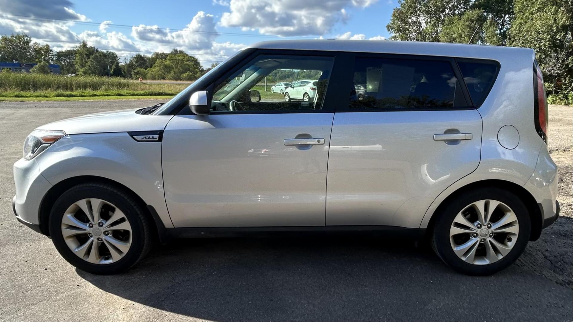 2015 Kia Soul + (KNDJP3A59F7) with an 2.0L L4 DOHC 16V engine, 6-Speed Automatic transmission, located at 17255 hwy 65 NE, Ham Lake, MN, 55304, 0.000000, 0.000000 - Photo#6