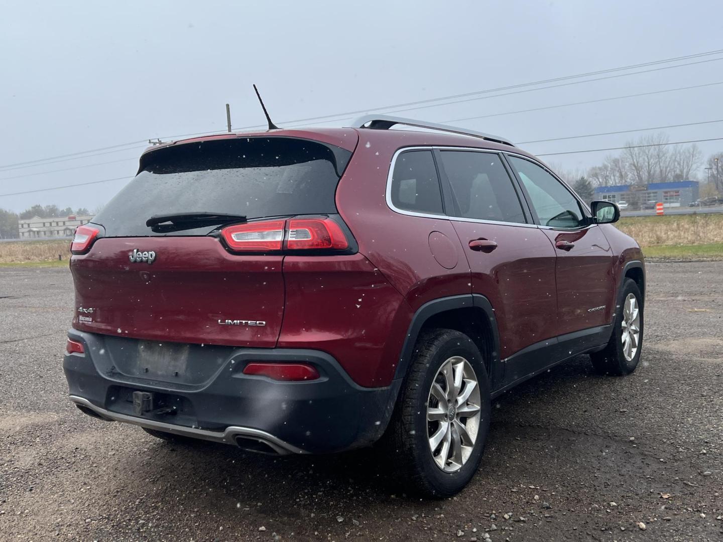 2015 Jeep Cherokee Limited 4WD (1C4PJMDS8FW) with an 3.2L V6 DOHC 24V engine, 9-Speed Automatic transmission, located at 17255 hwy 65 NE, Ham Lake, MN, 55304, 0.000000, 0.000000 - Photo#4