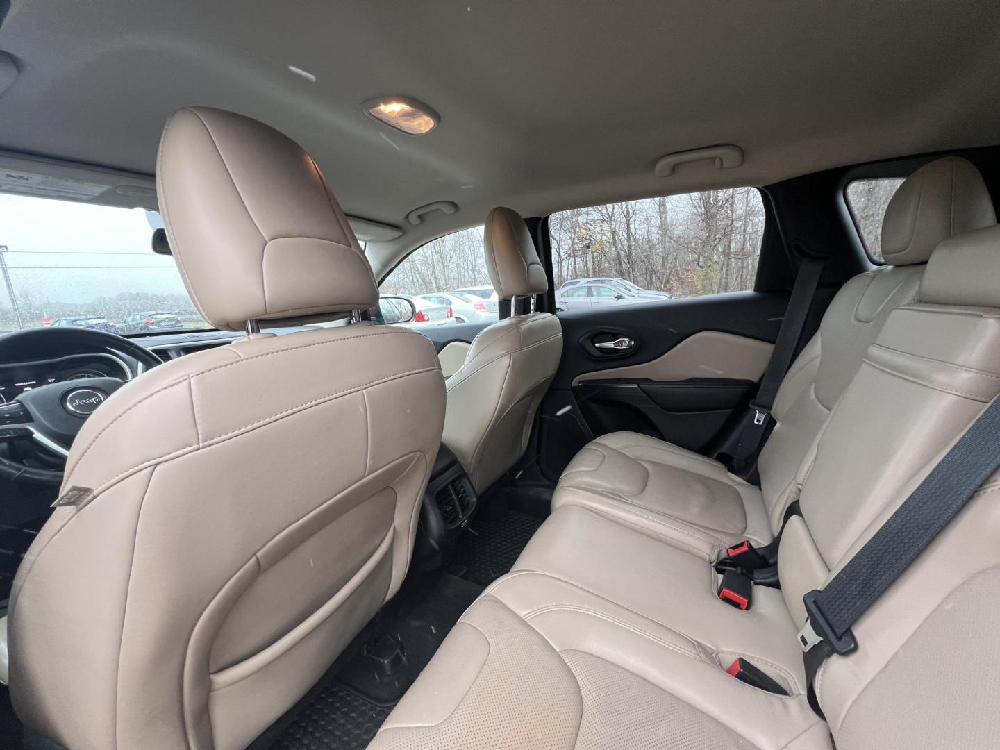 2015 Jeep Cherokee Limited 4WD (1C4PJMDS8FW) with an 3.2L V6 DOHC 24V engine, 9-Speed Automatic transmission, located at 17255 hwy 65 NE, Ham Lake, MN, 55304, 0.000000, 0.000000 - Photo#11