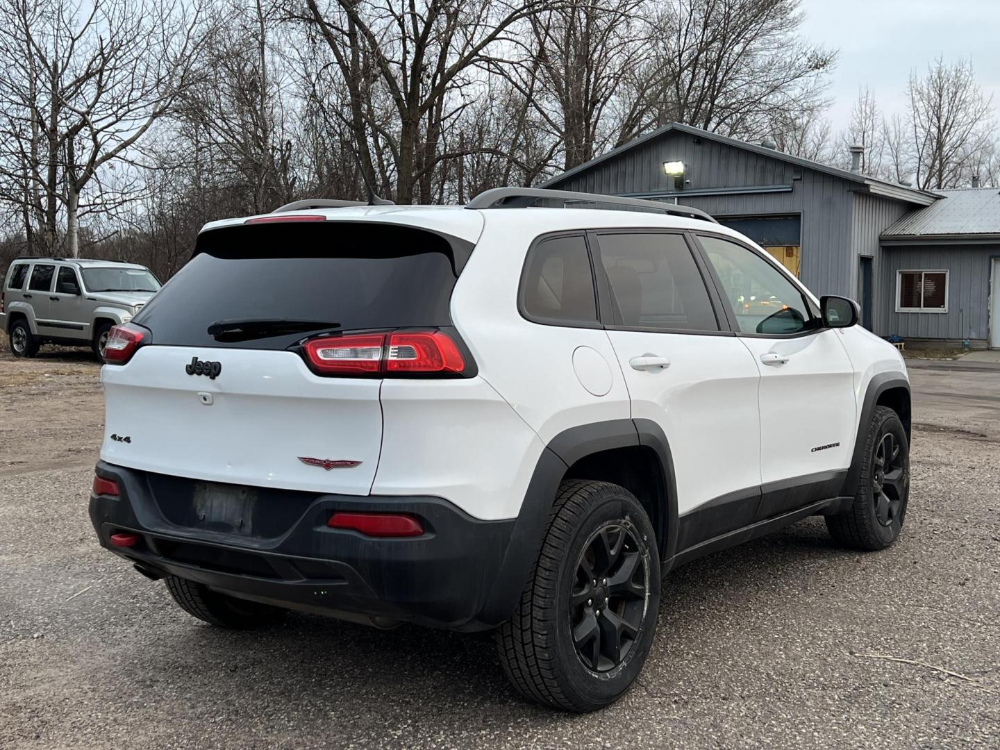 2015 Jeep Cherokee Trailhawk 4WD (1C4PJMBB0FW) with an 2.4L L4 DOHC 16V engine, 9-Speed Automatic transmission, located at 17255 hwy 65 NE, Ham Lake, MN, 55304, 0.000000, 0.000000 - Photo#4