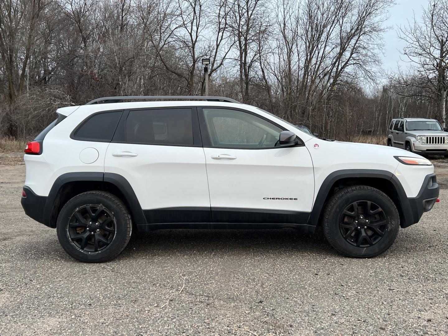 2015 Jeep Cherokee Trailhawk 4WD (1C4PJMBB0FW) with an 2.4L L4 DOHC 16V engine, 9-Speed Automatic transmission, located at 17255 hwy 65 NE, Ham Lake, MN, 55304, 0.000000, 0.000000 - Photo#5