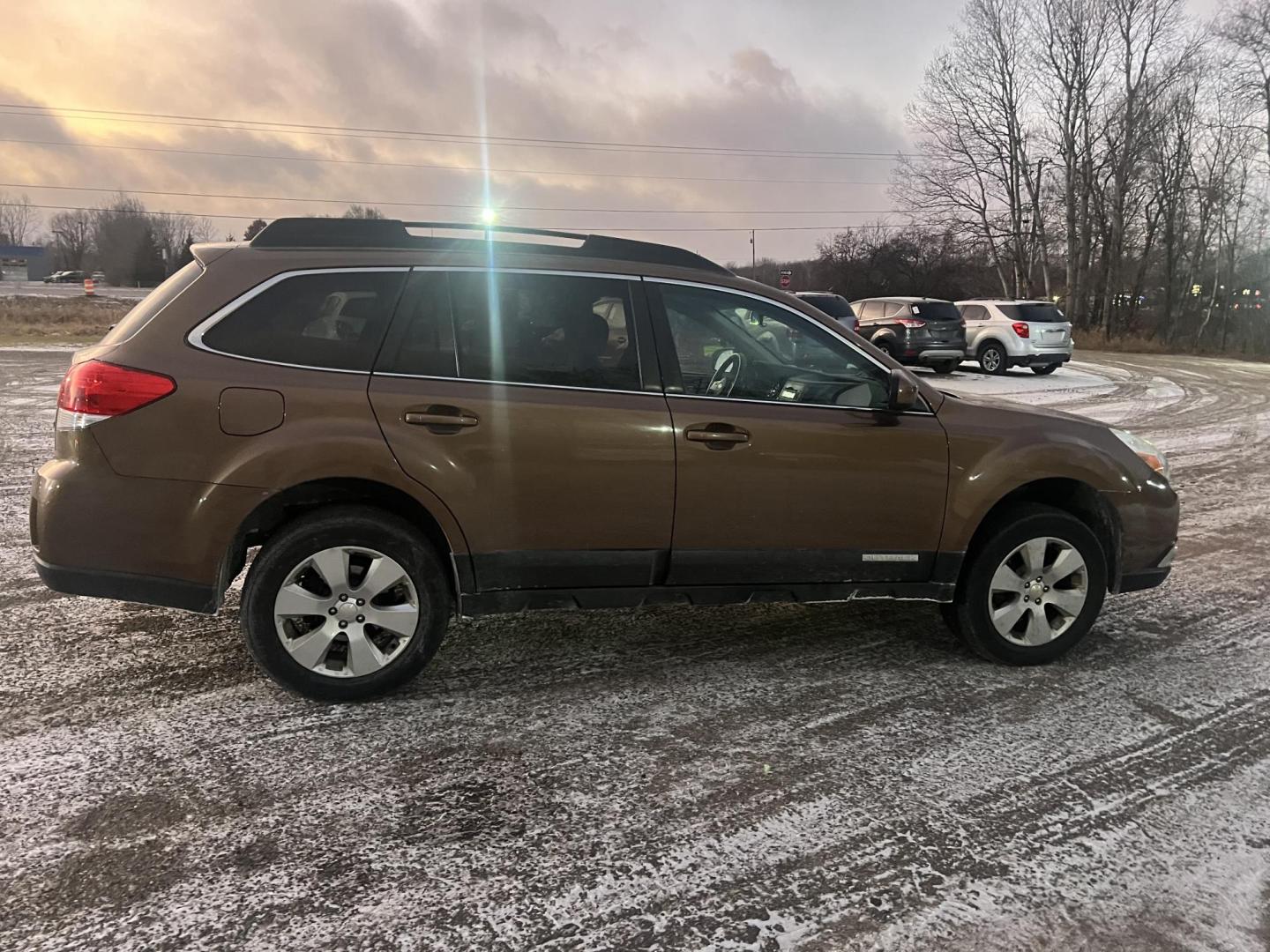 2011 Subaru Outback 2.5i Premium (4S4BRCBC1B3) with an 2.5L H4 DOHC 16V engine, Continuously Variable Transmisson transmission, located at 17255 hwy 65 NE, Ham Lake, MN, 55304, 0.000000, 0.000000 - Photo#5