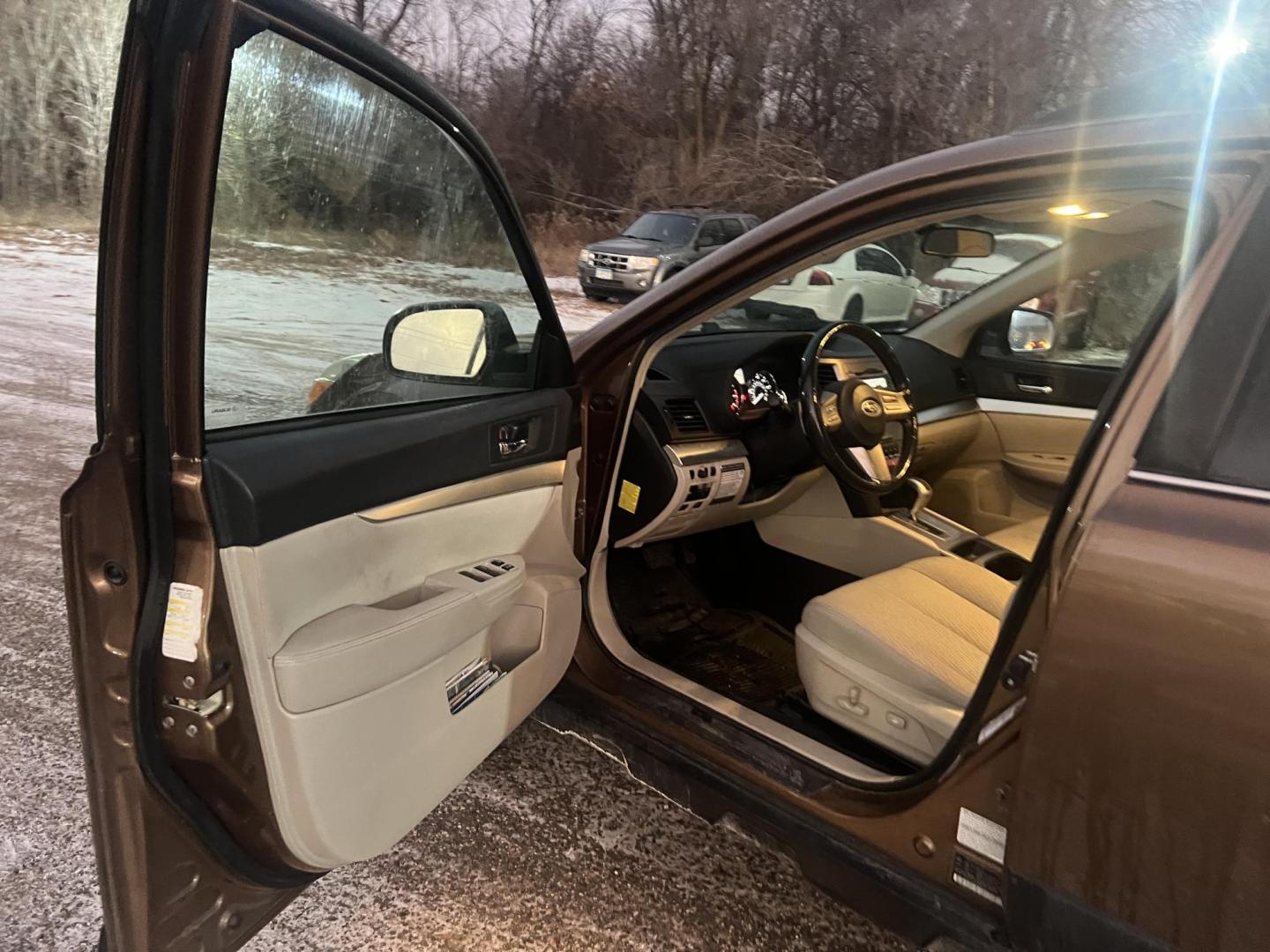 2011 Subaru Outback 2.5i Premium (4S4BRCBC1B3) with an 2.5L H4 DOHC 16V engine, Continuously Variable Transmisson transmission, located at 17255 hwy 65 NE, Ham Lake, MN, 55304, 0.000000, 0.000000 - Photo#6