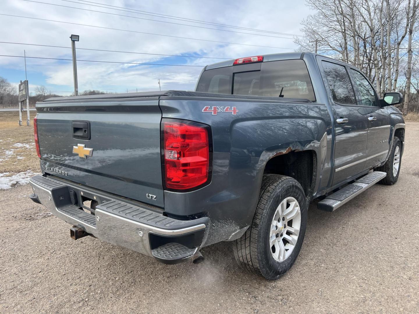 2014 Chevrolet Silverado 1500 1LZ Crew Cab 4WD (3GCUKSEC3EG) with an 5.3L V8 OHV 16V engine, 6-Speed Automatic transmission, located at 17255 hwy 65 NE, Ham Lake, MN, 55304, 0.000000, 0.000000 - Photo#4