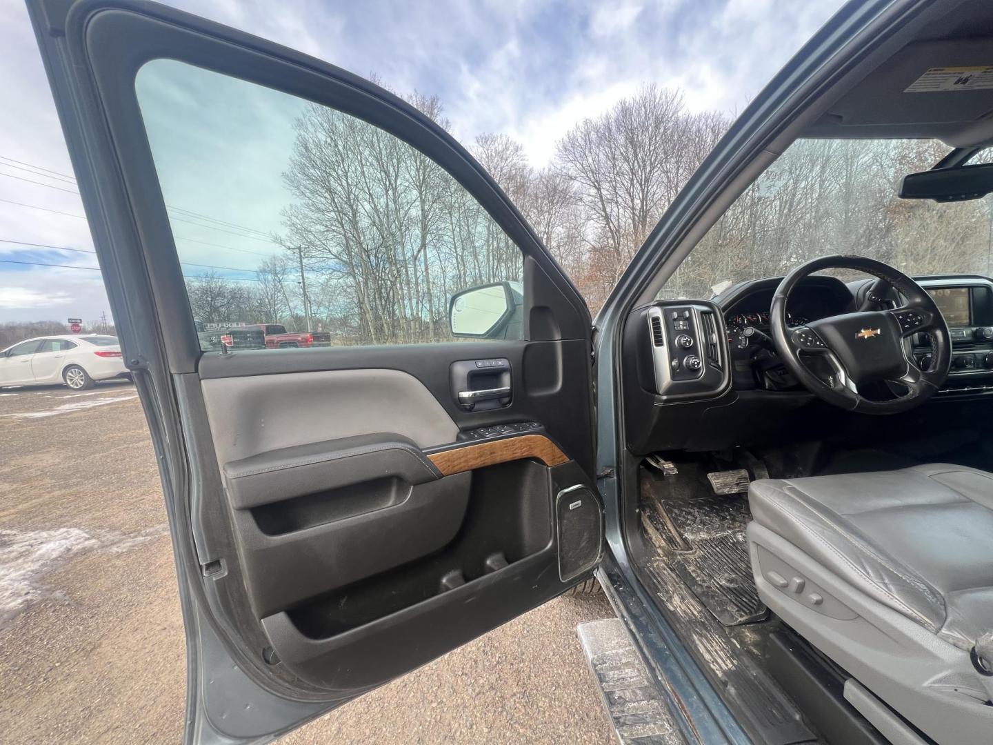 2014 Chevrolet Silverado 1500 1LZ Crew Cab 4WD (3GCUKSEC3EG) with an 5.3L V8 OHV 16V engine, 6-Speed Automatic transmission, located at 17255 hwy 65 NE, Ham Lake, MN, 55304, 0.000000, 0.000000 - Photo#8