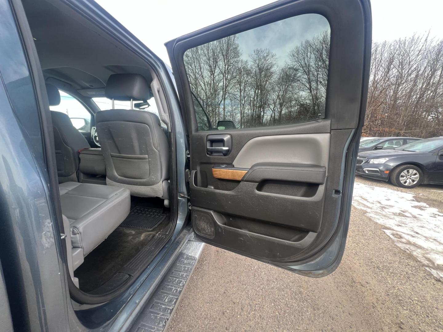 2014 Chevrolet Silverado 1500 1LZ Crew Cab 4WD (3GCUKSEC3EG) with an 5.3L V8 OHV 16V engine, 6-Speed Automatic transmission, located at 17255 hwy 65 NE, Ham Lake, MN, 55304, 0.000000, 0.000000 - Photo#12