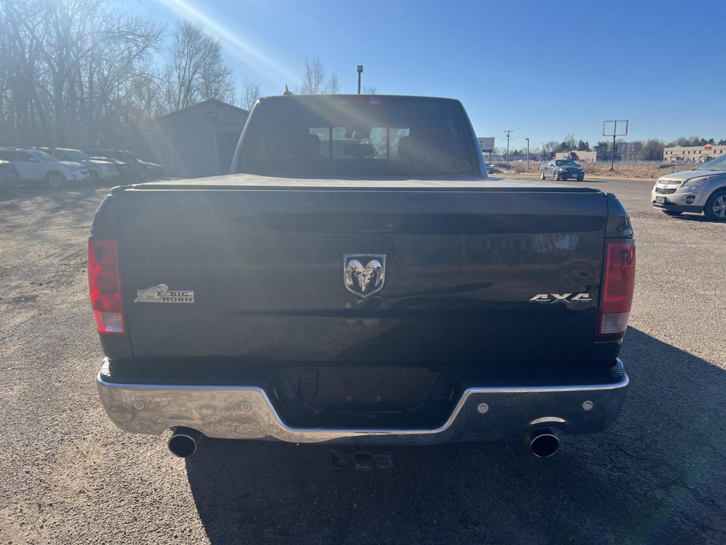 2015 RAM 1500 SLT Crew Cab LWB 4WD (1C6RR7TT6FS) with an 5.7L V8 OHV 16V engine, 6-Speed Automatic transmission, located at 17255 hwy 65 NE, Ham Lake, MN, 55304, 0.000000, 0.000000 - Photo#3