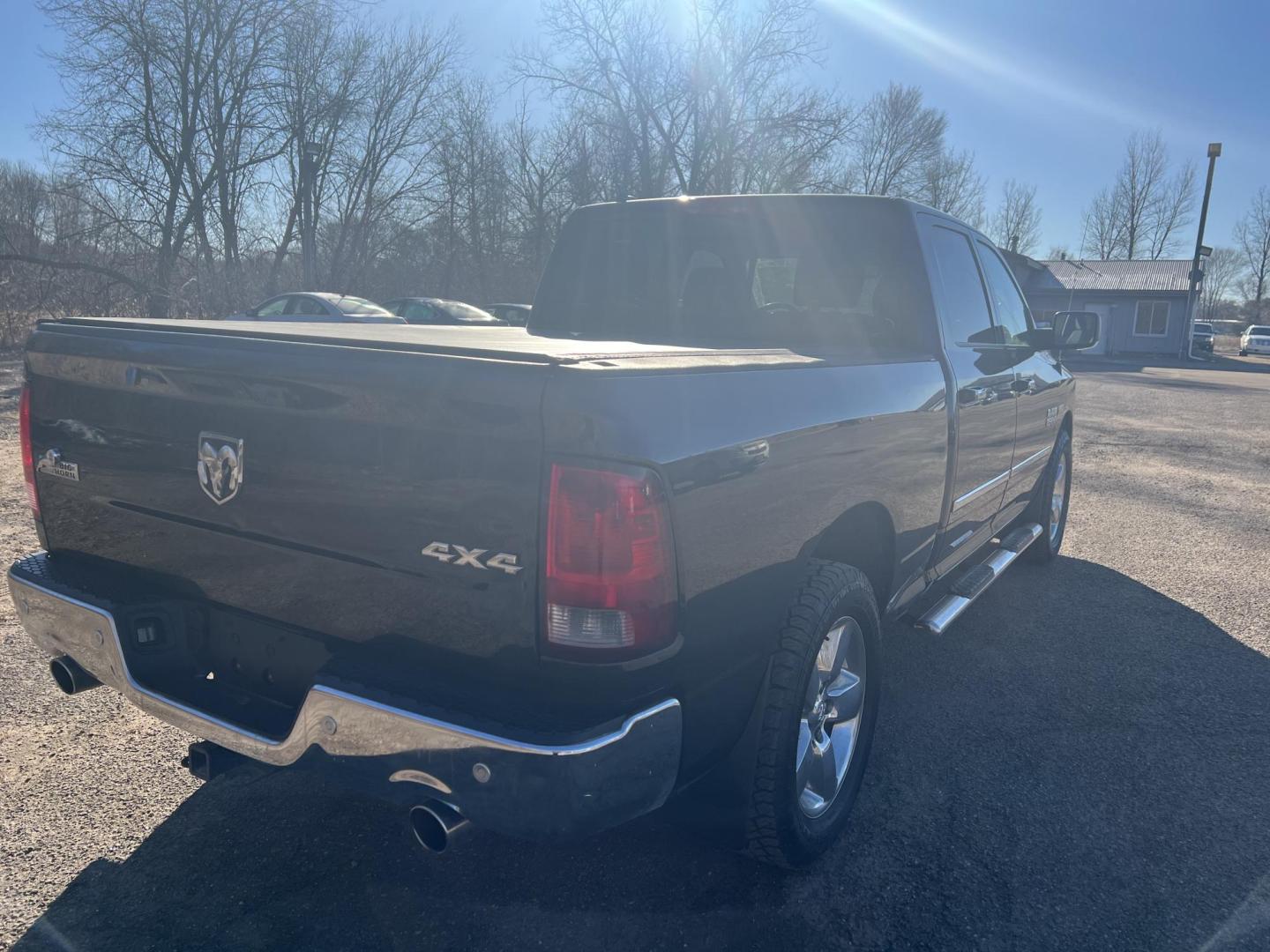 2015 RAM 1500 SLT Crew Cab LWB 4WD (1C6RR7TT6FS) with an 5.7L V8 OHV 16V engine, 6-Speed Automatic transmission, located at 17255 hwy 65 NE, Ham Lake, MN, 55304, 0.000000, 0.000000 - Photo#4