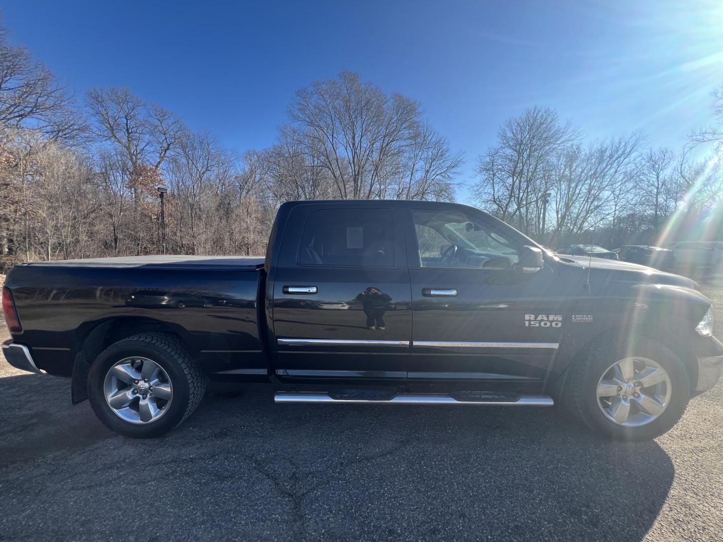 2015 RAM 1500 SLT Crew Cab LWB 4WD (1C6RR7TT6FS) with an 5.7L V8 OHV 16V engine, 6-Speed Automatic transmission, located at 17255 hwy 65 NE, Ham Lake, MN, 55304, 0.000000, 0.000000 - Photo#5