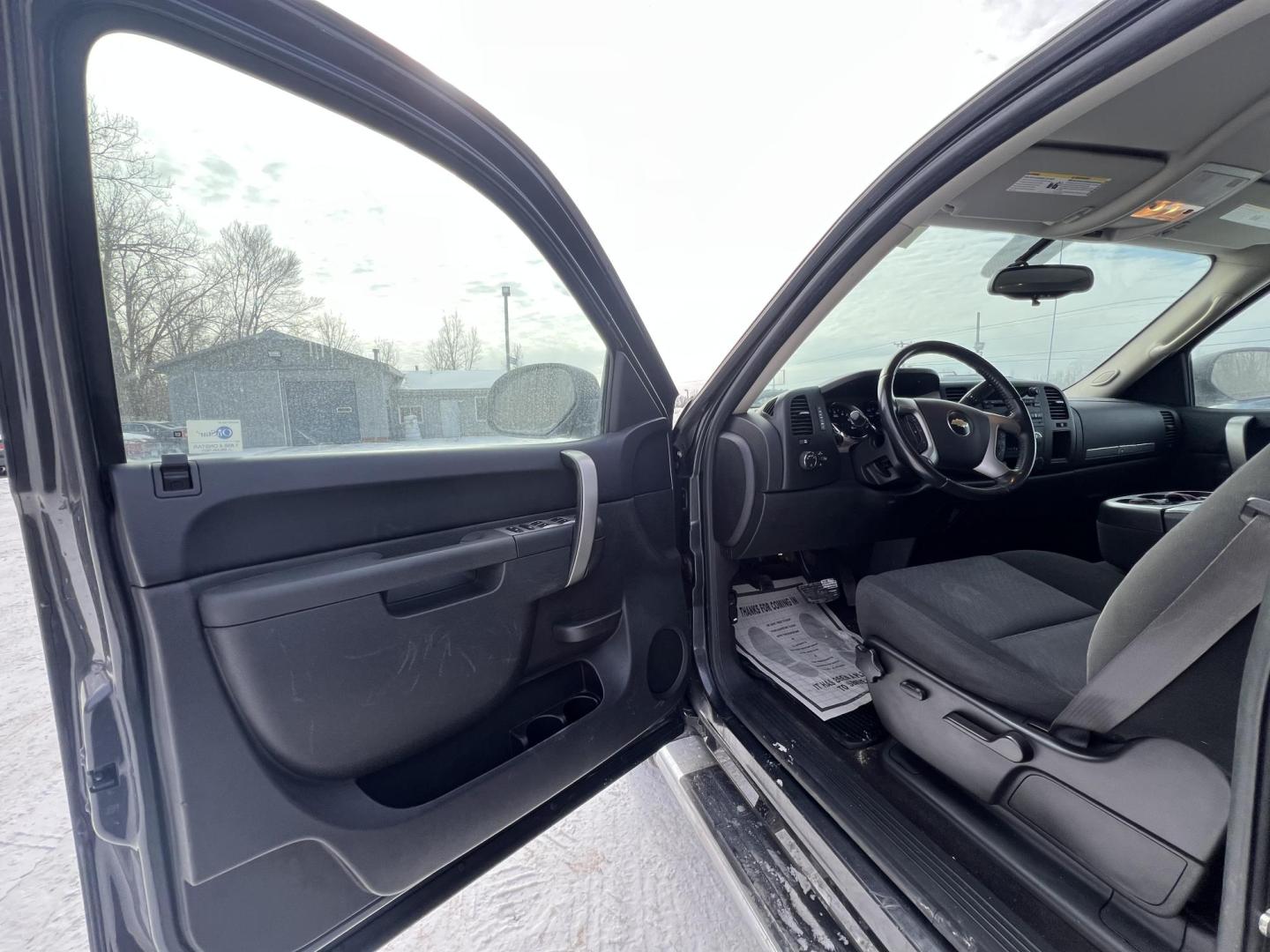 2011 Chevrolet Silverado 1500 LT Crew Cab 4WD (3GCPKSE35BG) with an 5.3L V8 OHV 16V FFV engine, 4-Speed Automatic transmission, located at 17255 hwy 65 NE, Ham Lake, MN, 55304, 0.000000, 0.000000 - Photo#8