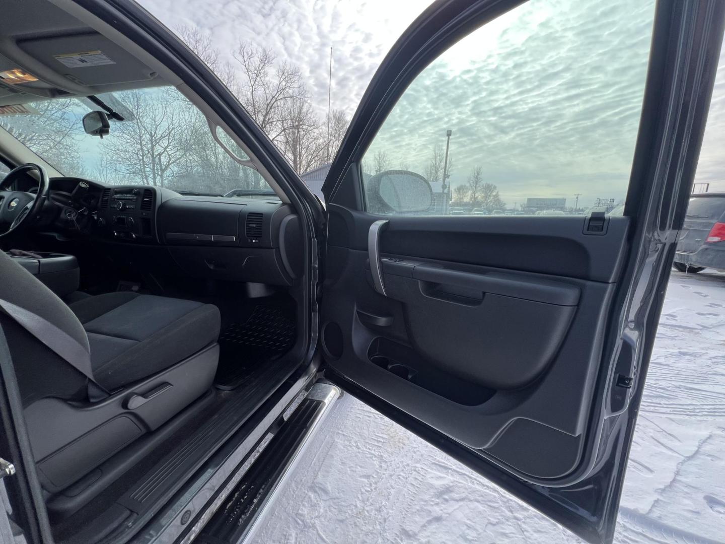 2011 Chevrolet Silverado 1500 LT Crew Cab 4WD (3GCPKSE35BG) with an 5.3L V8 OHV 16V FFV engine, 4-Speed Automatic transmission, located at 17255 hwy 65 NE, Ham Lake, MN, 55304, 0.000000, 0.000000 - Photo#14