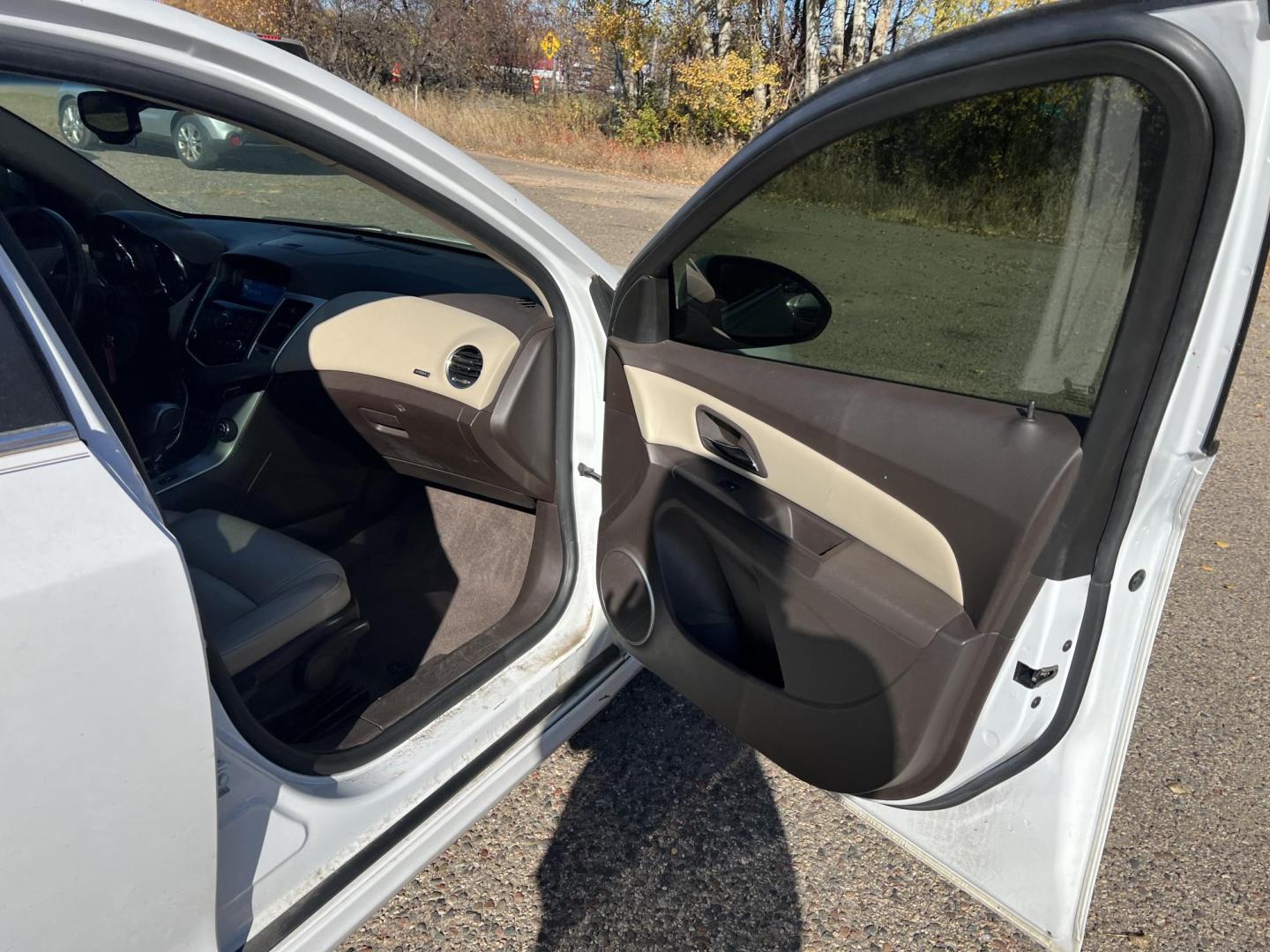 2011 White Chevrolet Cruze 2LT (1G1PH5S98B7) with an 1.4L L4 DOHC 16V TURBO engine, 6-Speed Manual transmission, located at 17255 hwy 65 NE, Ham Lake, MN, 55304, 0.000000, 0.000000 - Photo#14